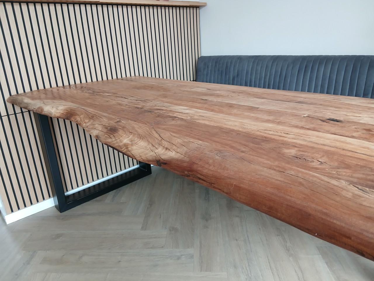 Eetkamertafel met robuust acacia hout blad