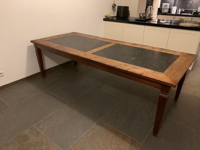 Ambachtelijk gemaakte tafel