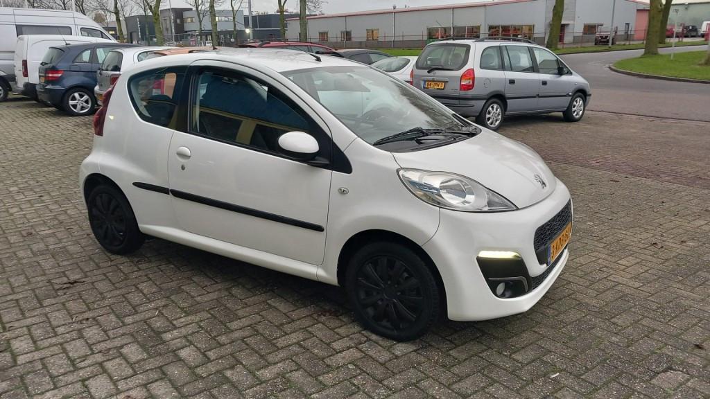 Peugeot 1.0 12v 107 Active 3deurs bj:2014 led-airco apk 2027
