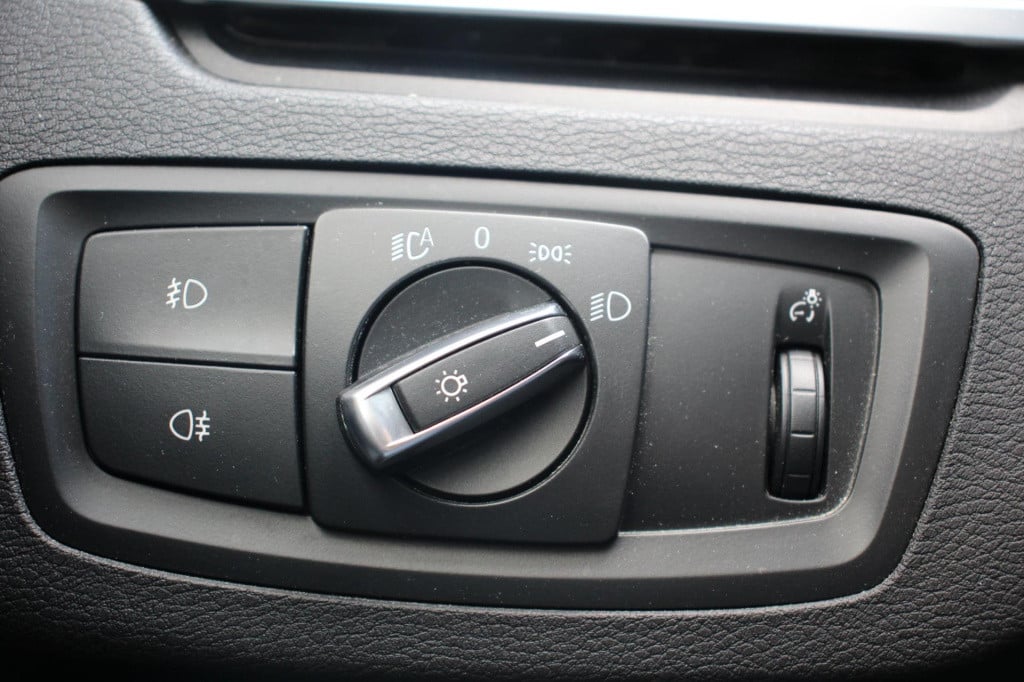 BMW X1 xdrive20i sport line automaat - led - pano - navi - stoel verw - cru