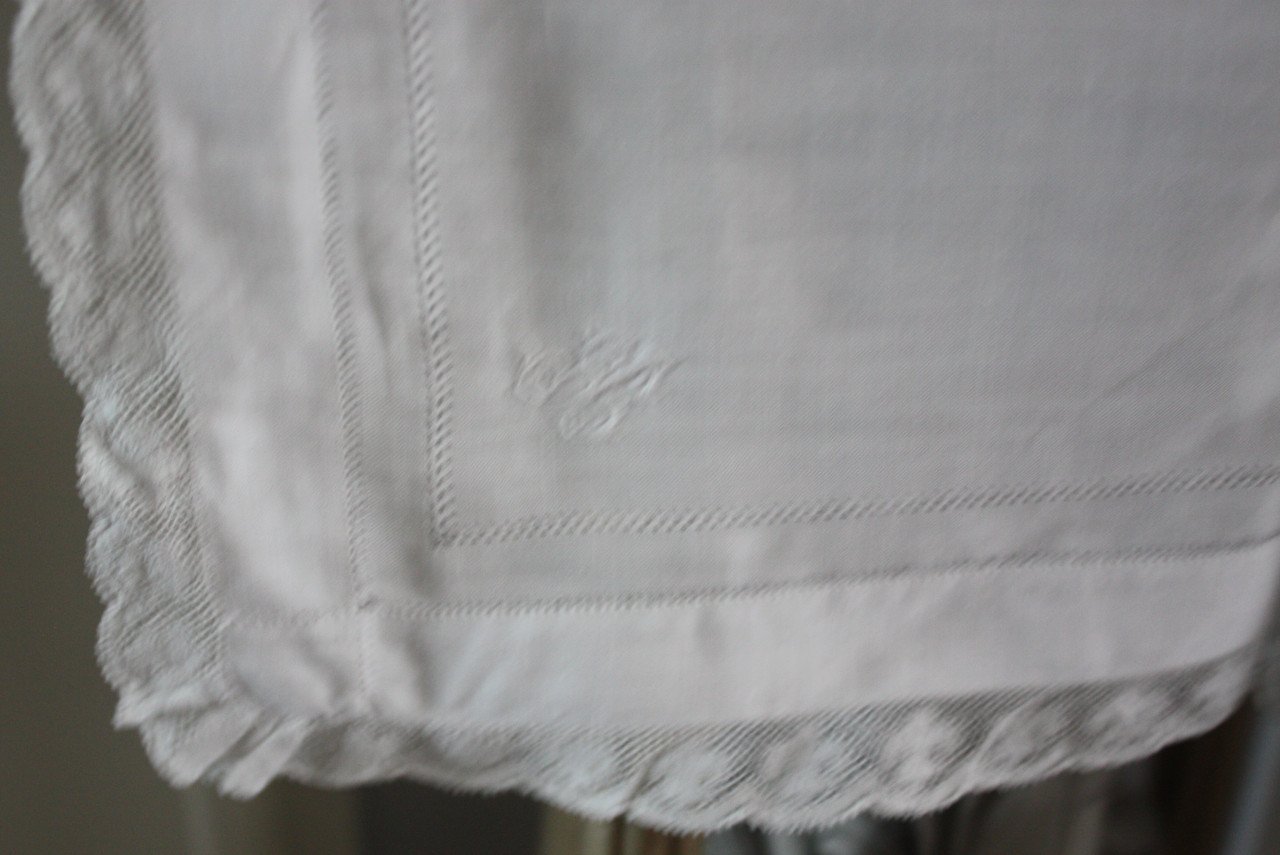 Mooie witte brocante zakdoek met geborduurde letter B
