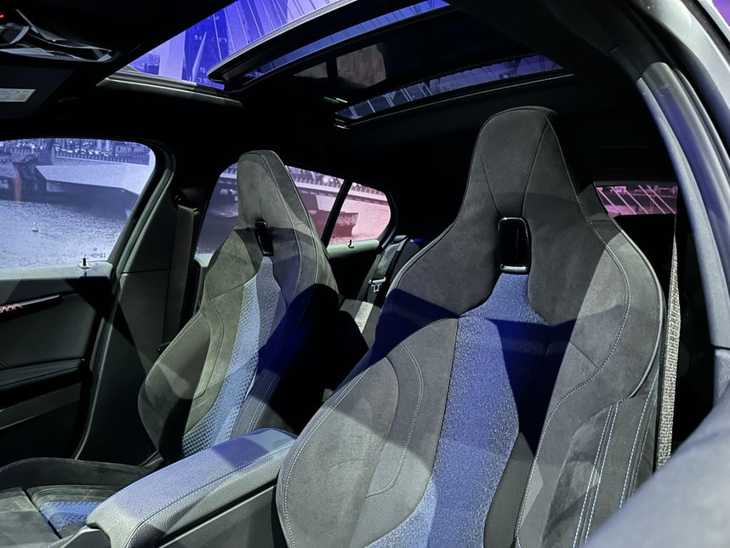 BMW 1 Serie 118i high executive *m-pack*pano*harmankardon*m-technic stoelen