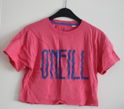 Roze tshirt met bluwe letters  maat 152