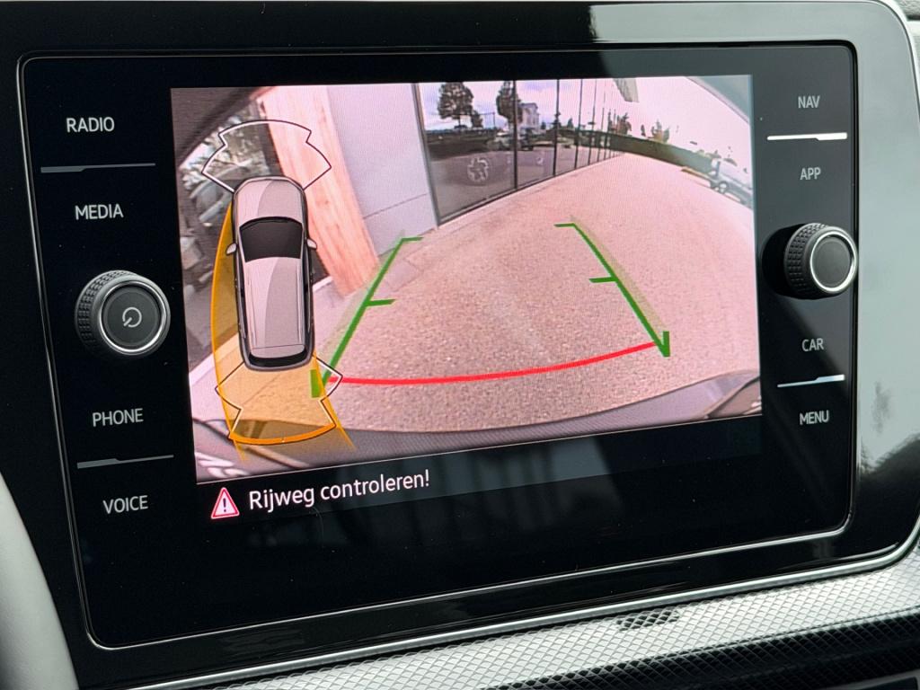 Volkswagen T-cross 1.5 tsi 150pk dsg r-line | camera | trekhaak | navi | iq