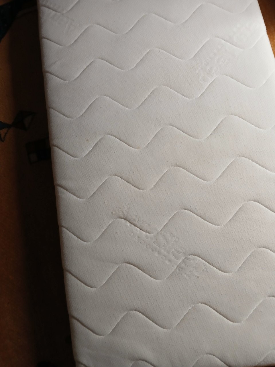 Aerosleep matras kinderledikantje met toebehoren.