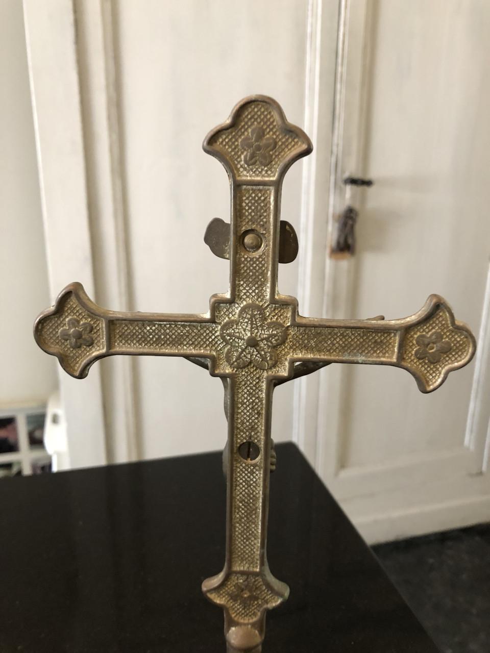 Mooie brocante heilige messing crucifix op voet
