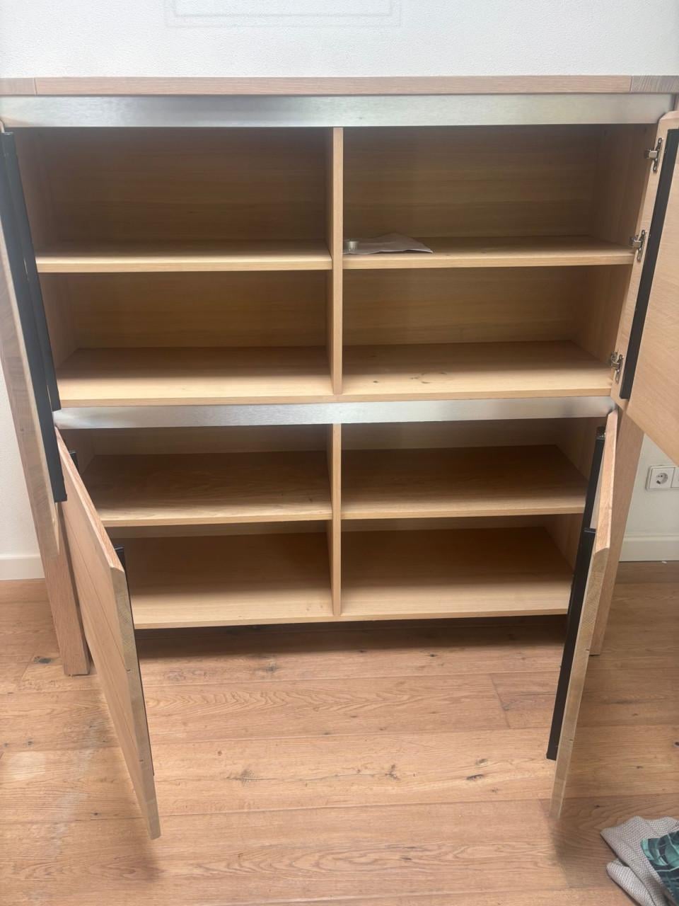 Massief eiken kastje in prima staat