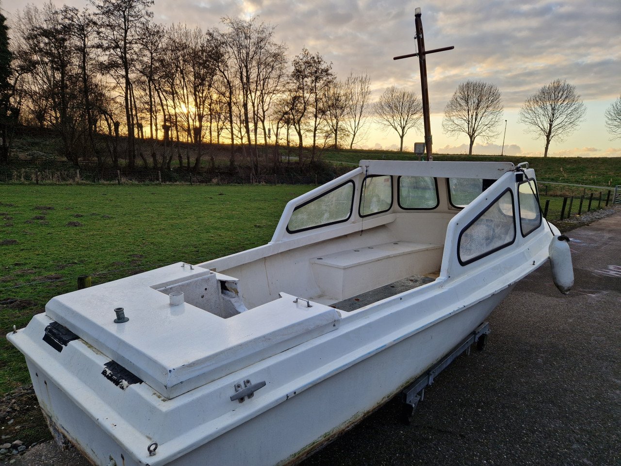 Polyester motorboot / sloep 6.15 meter !! Ruime boot voor bbm in bun