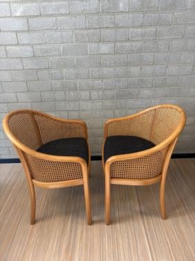 2 vintage beukenhouten armstoeltjes met fijn gevlochten webbing-rugleuning