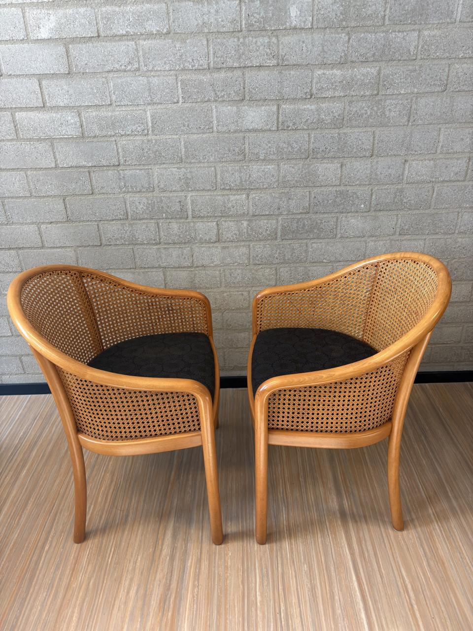 2 vintage beukenhouten armstoeltjes met fijn gevlochten webbing-rugleuning