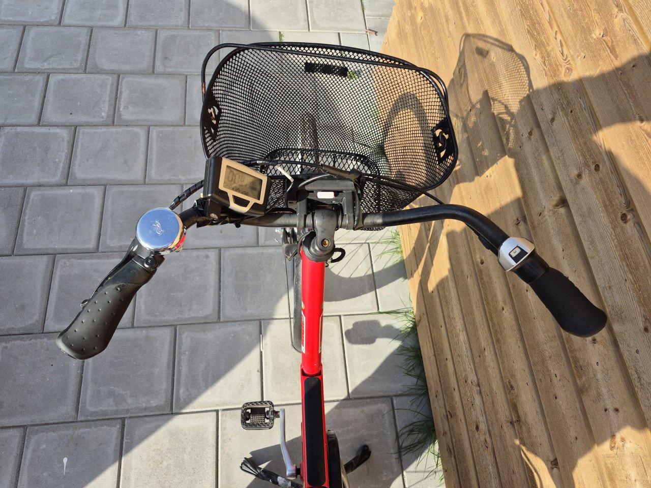 Fijne Elektrische damesfiets met fietstassen! E-bike