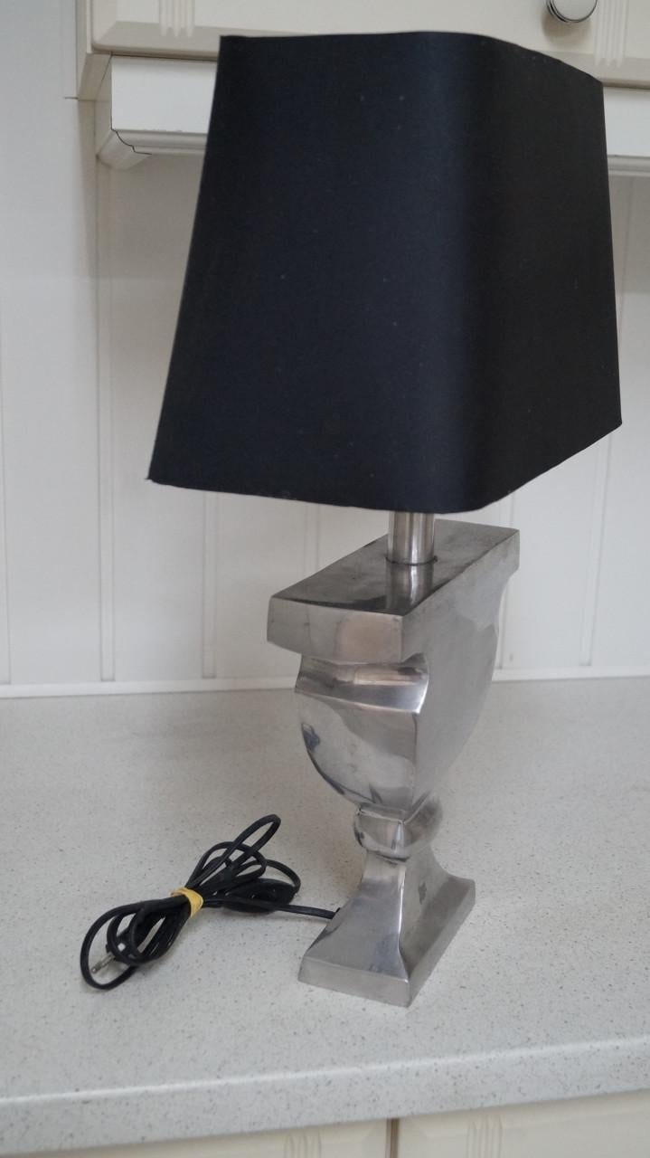 Tafellamp aluminium voet met zwarte kap.