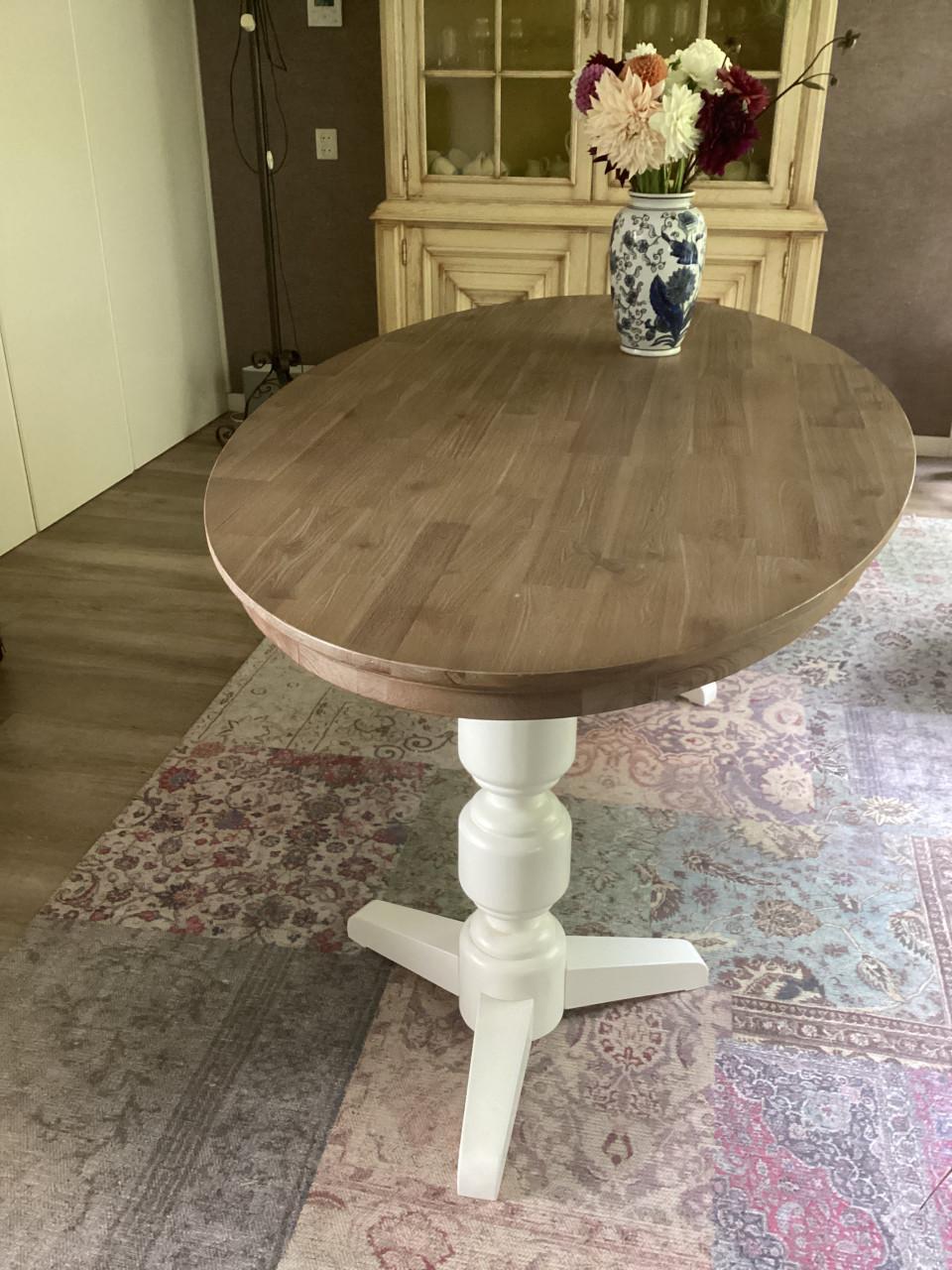 Ovale houten eettafel met 4 whitewash stoelen