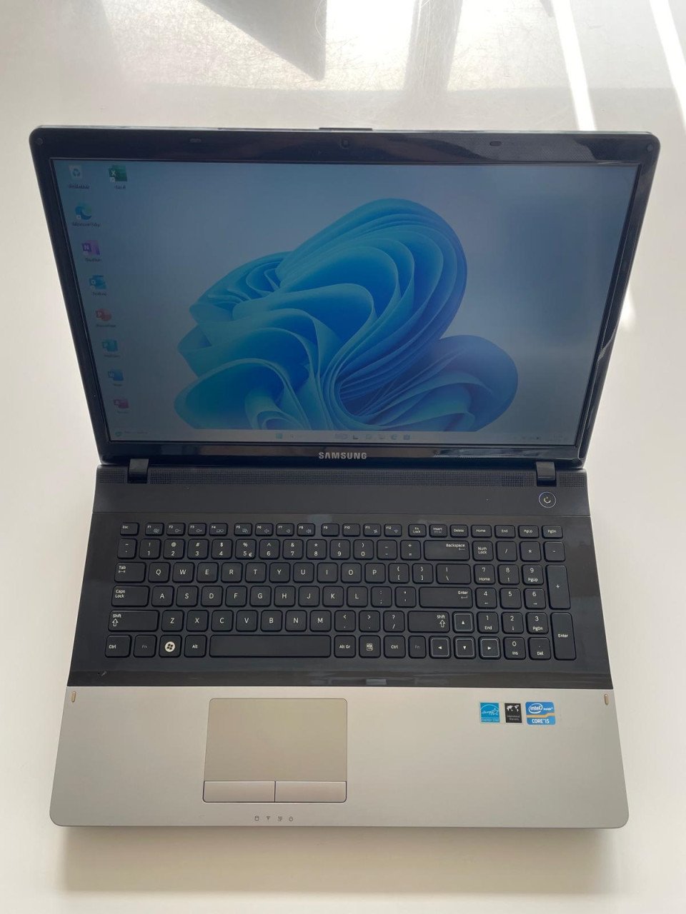 Samsung 17 inch laptop | Windows 11 SSD 8GB RAM Office + Muis