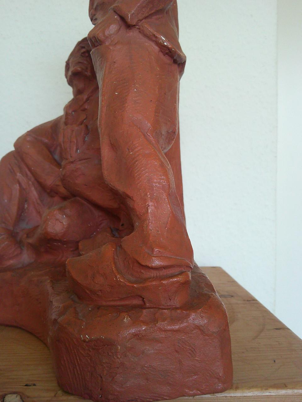 WERKLUI IN TERRA COTTA KLEUR, GESIGNEERD