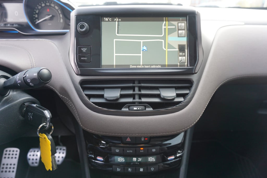 Peugeot 2008 1.6 vti féline airco / navi / cruise / pano / leder / parkeers