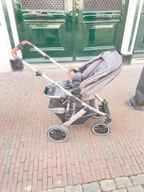 LUXE KINDERWAGEN MET VERING EN LUCHTBANDEN
