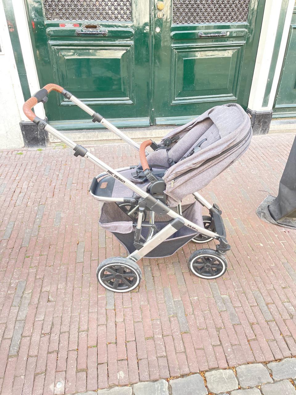 LUXE KINDERWAGEN MET VERING EN LUCHTBANDEN