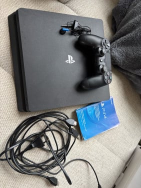 Playstation 4, vrijwel nooit gebruikt.