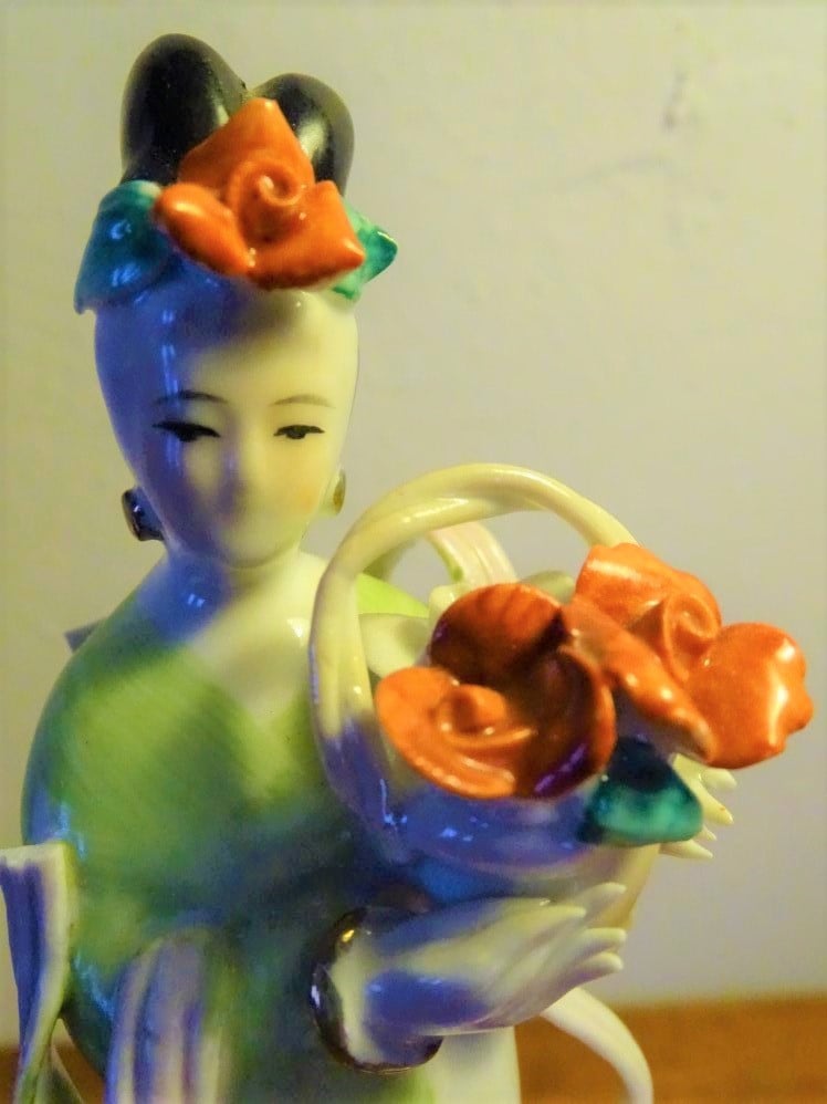 2 Beeldjes Geisha met bloemen Porselein