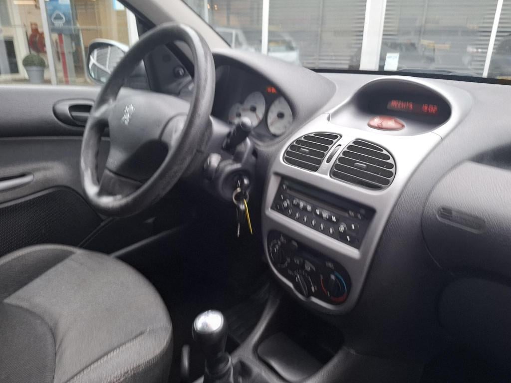 Peugeot 206 1.4i generation 5-drs airco/cruise nieuwe apk!