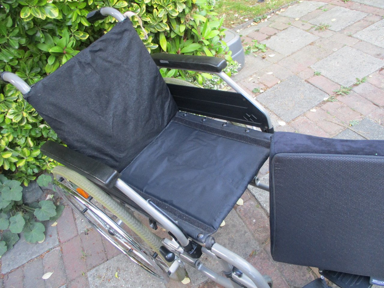 Degelijke rolstoel met wigkussen te koop