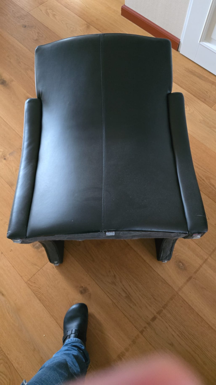 2 zwarte fauteuils/stoelen