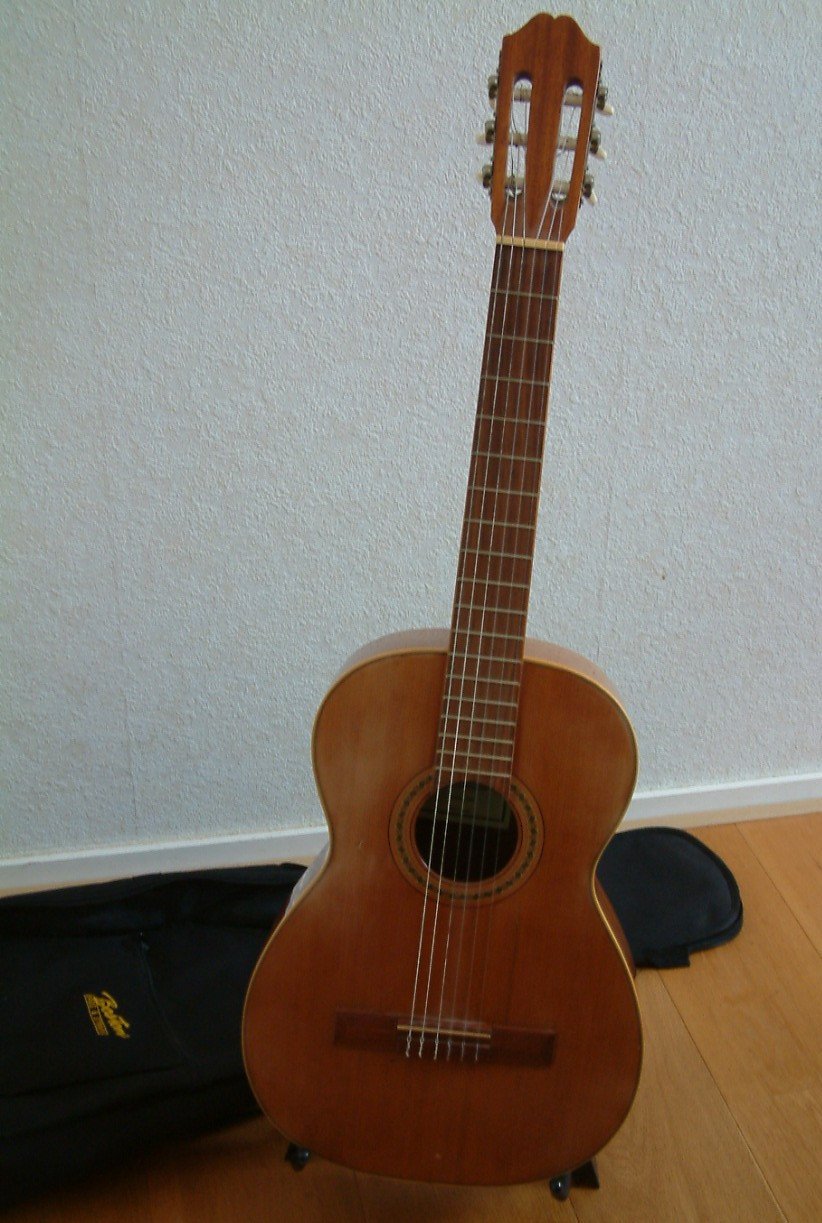 Juan Salvador gitaar    100 euro  met rug tas