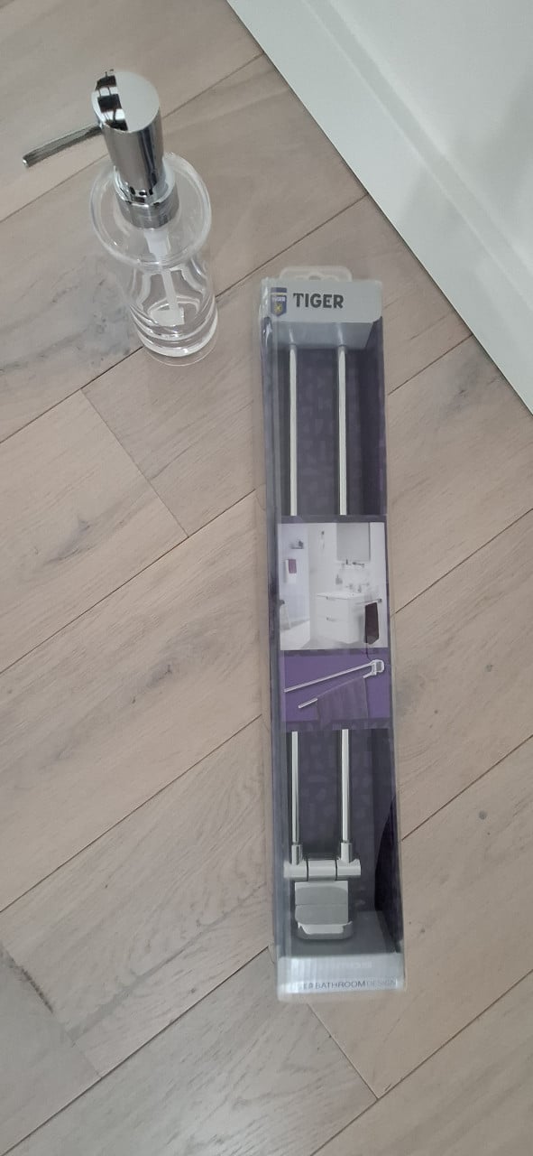 Handdoekenhouder en zeeppomp nieuw