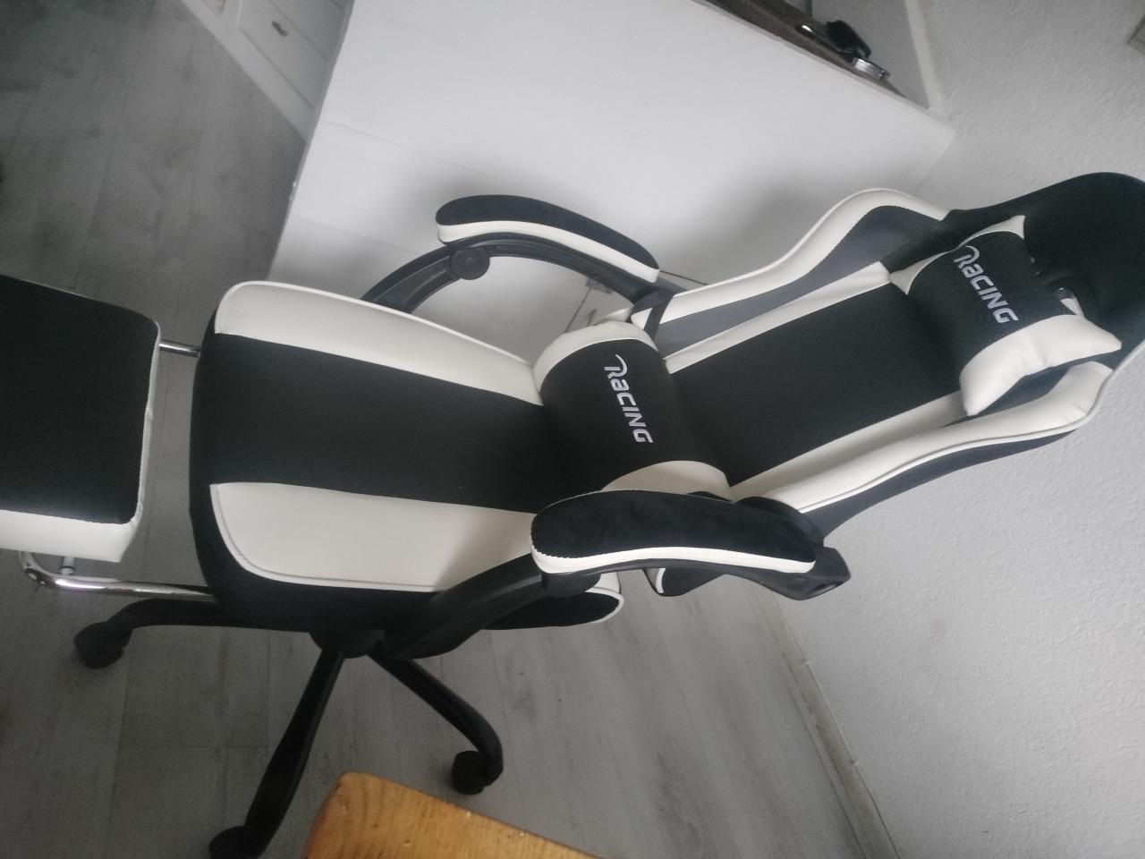 Zwart met witte Leren Gamestoel, 65euro enkel vandaag ( goed als nieuw)