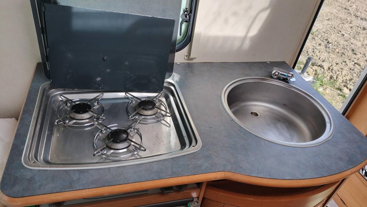 Adria 431 DD (2002) met voortent