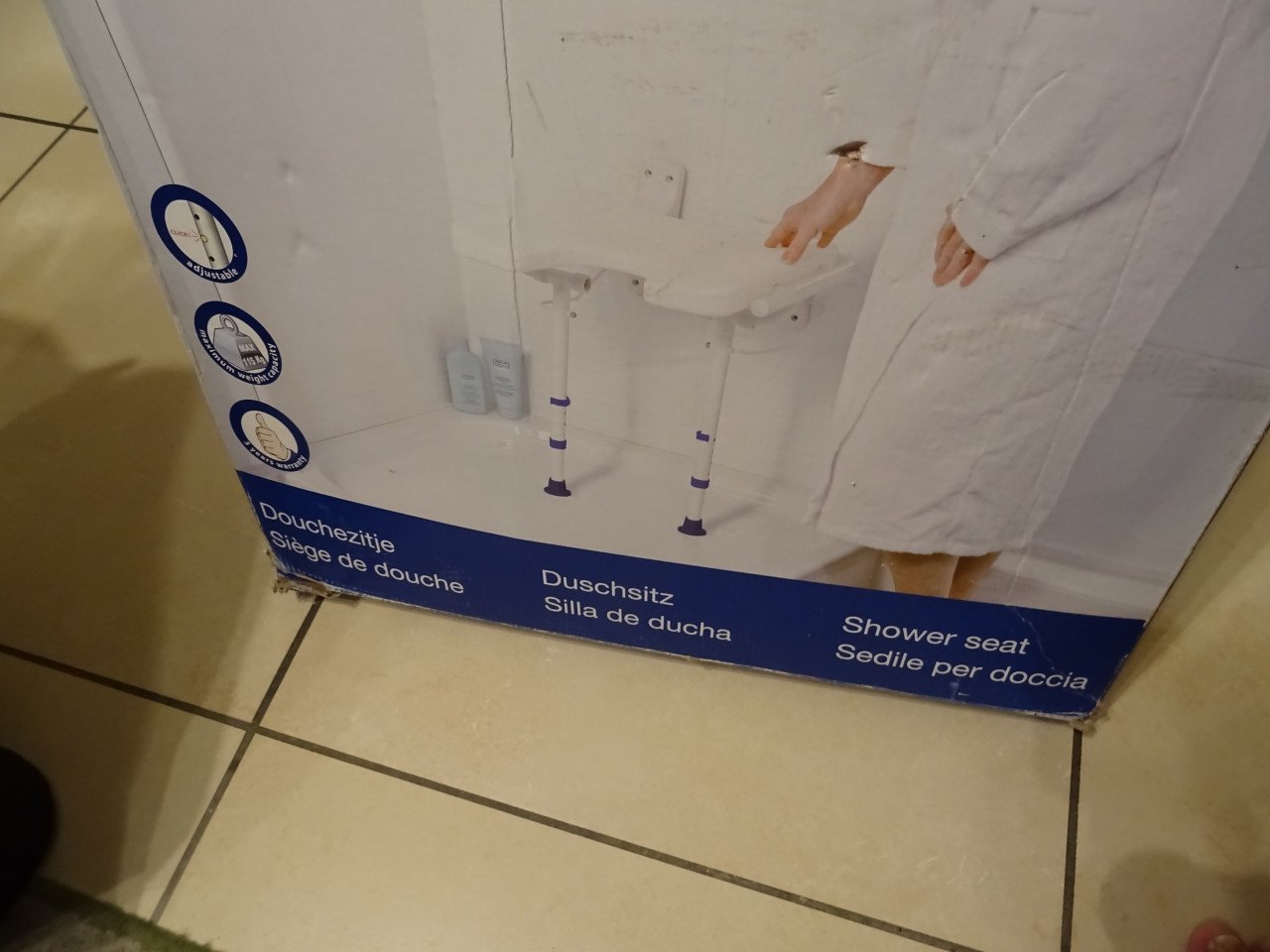 TE KOOP BADSTOELTJE VOOR AAN DE MUUR  [NIEUW ]