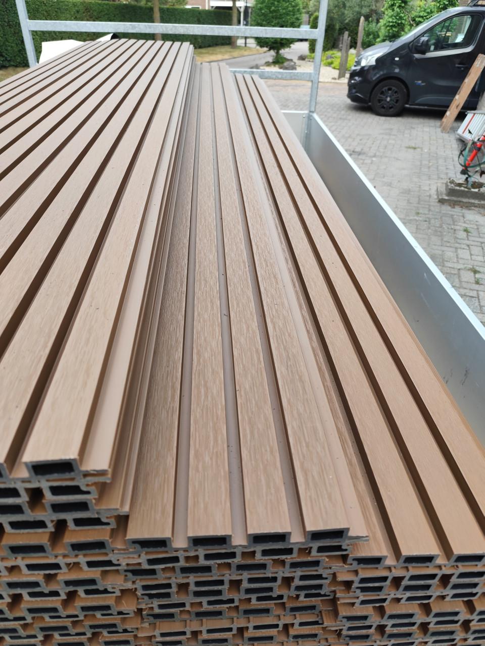 Composiet gevelbekleding Teak 290 cm, 150 panelen, 30 euro per stuk