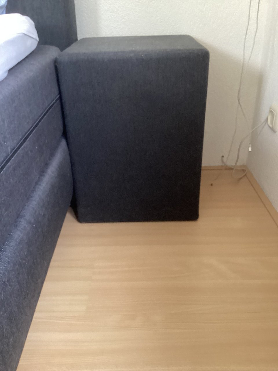 2 antraciet kleurige stoffen Hockers