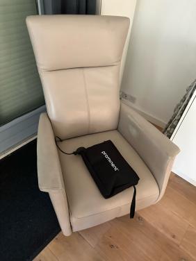 Prominent sta op stoel met accu voor een kratje Jupiler