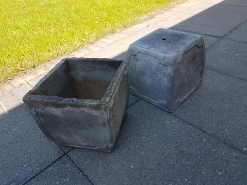 2 betonnen bloembakken