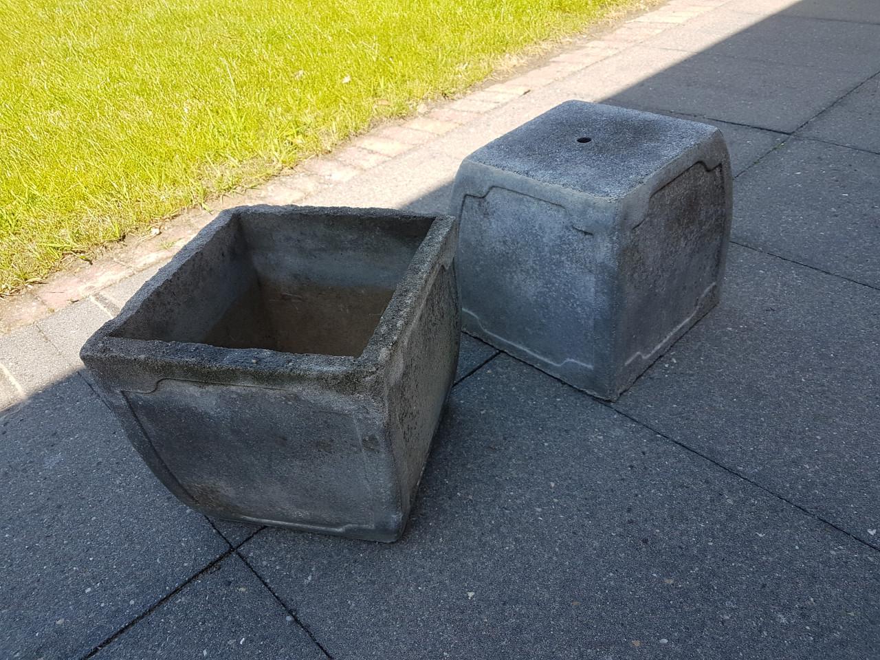 2 betonnen bloembakken