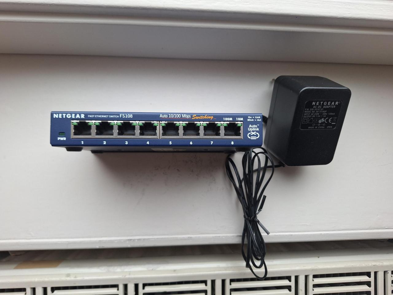 NetGear FS108 8 Port 10/100 Mbps Switch inclusief voeding