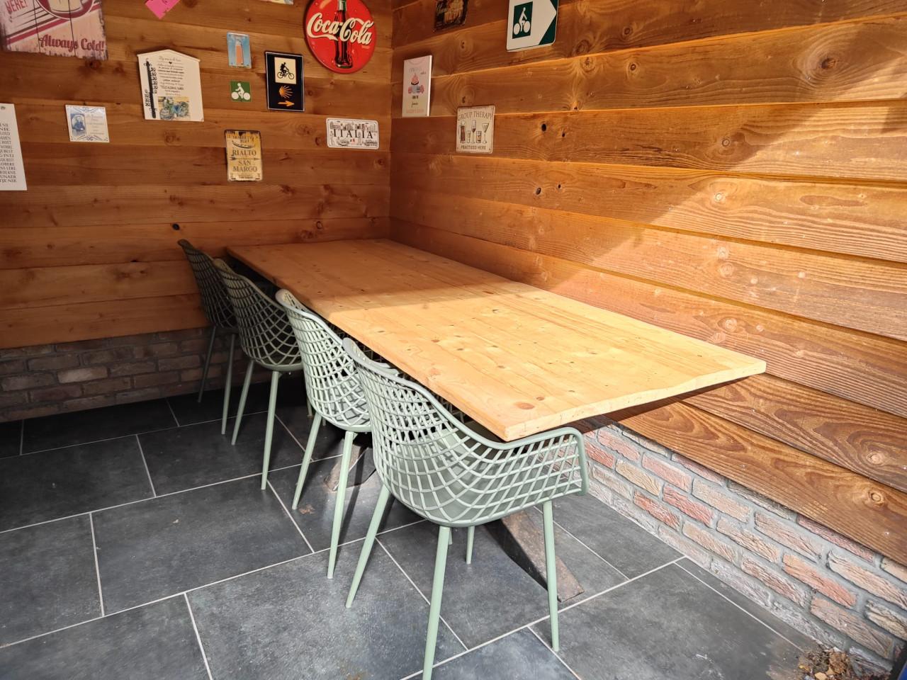 Mooie industriële tuintafel