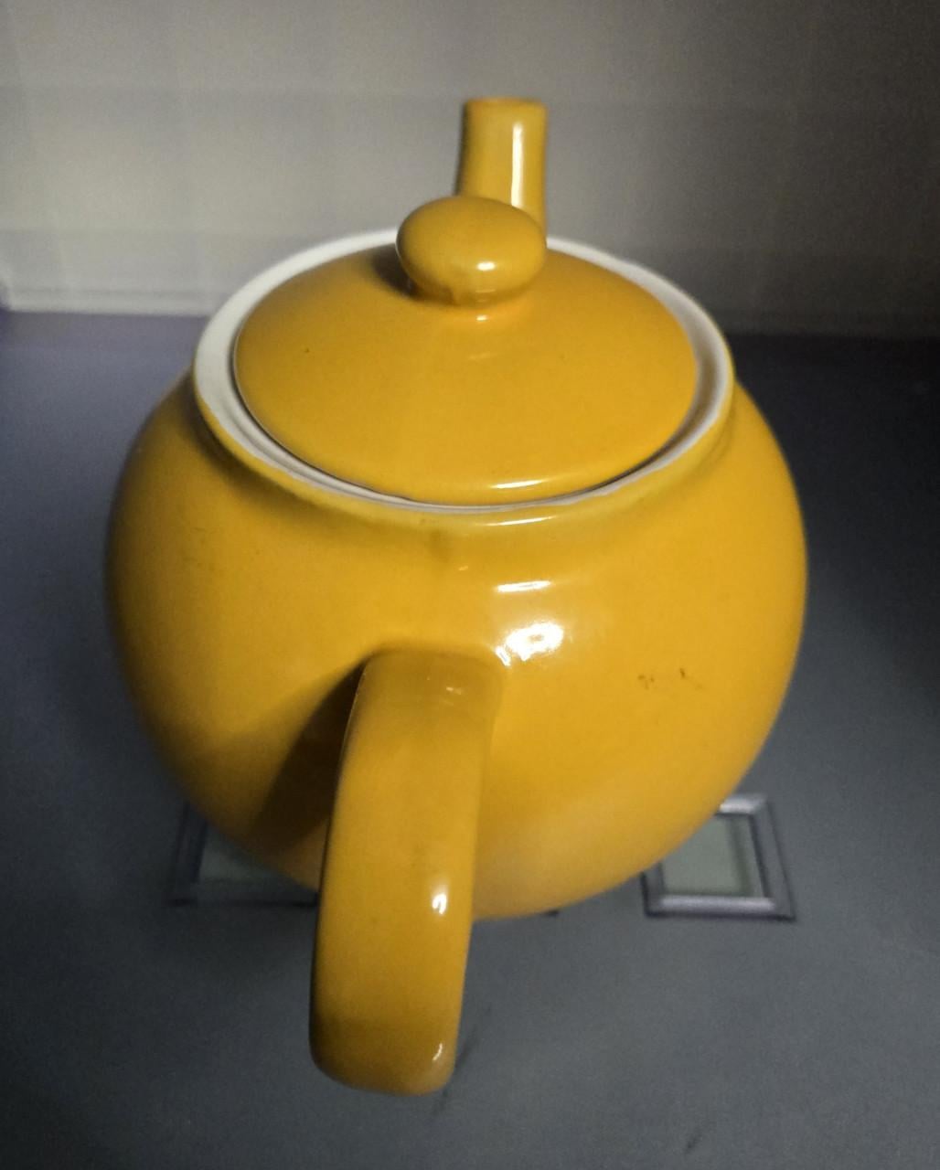 Mosterdgele keramieken 2-kops theepot . H13 Ø 14cm