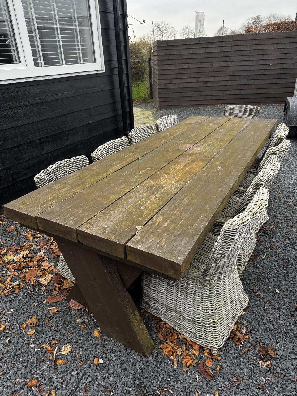 Grote buitentafel met stoelen