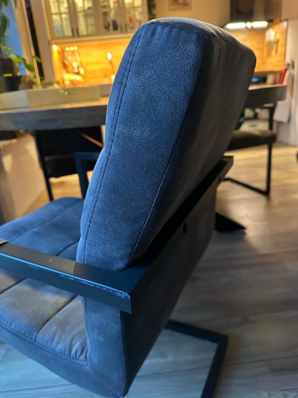 Eettafel met stoelen