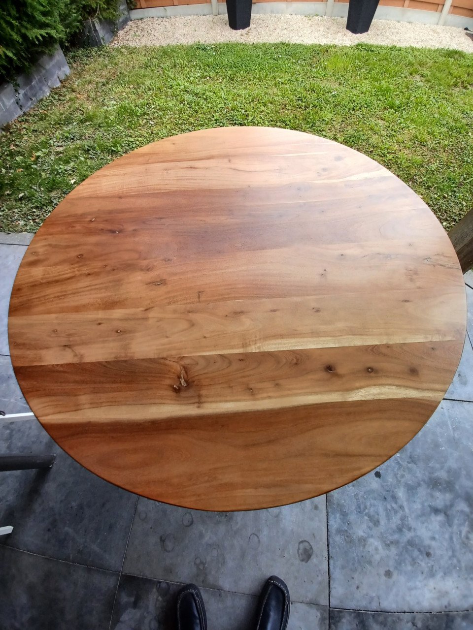 Erg mooie ronde tafel met acaciahouten blad