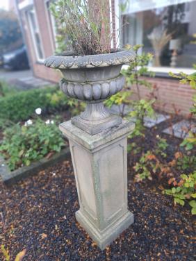 Pilaar met bloempot