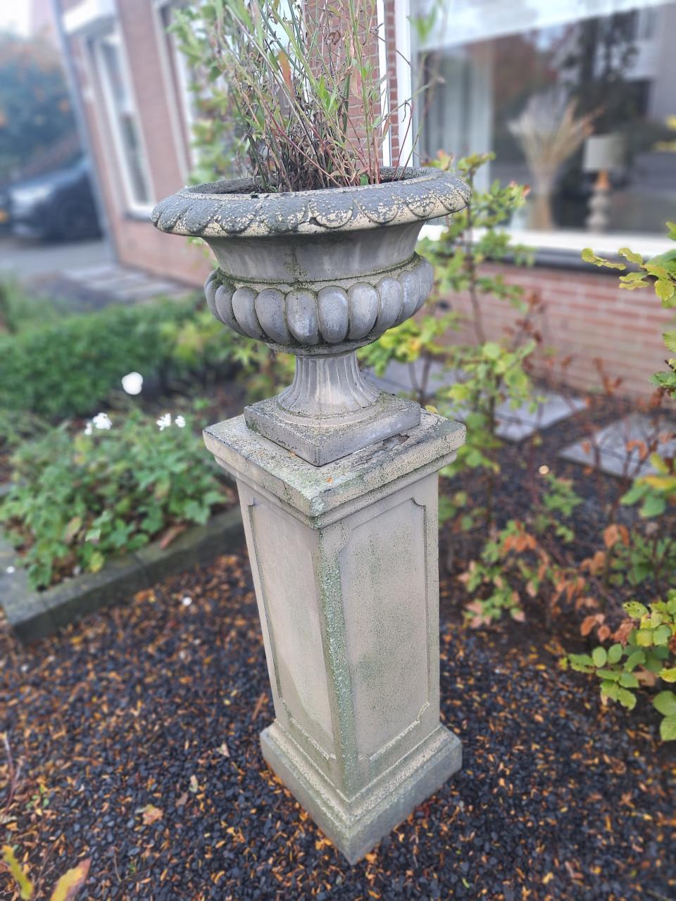 Pilaar met bloempot