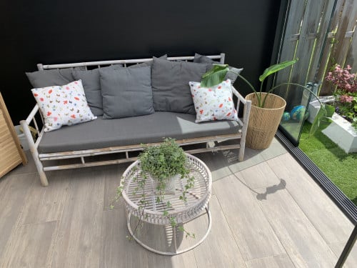 Loungebank en tafel van bamboe, met kussens.