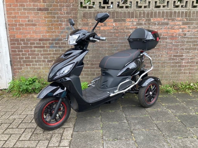 GEEN RIJBEWIJS ? NIET NODIG MET DEZE STOERE IVA T3 2.0 SCOOTER !