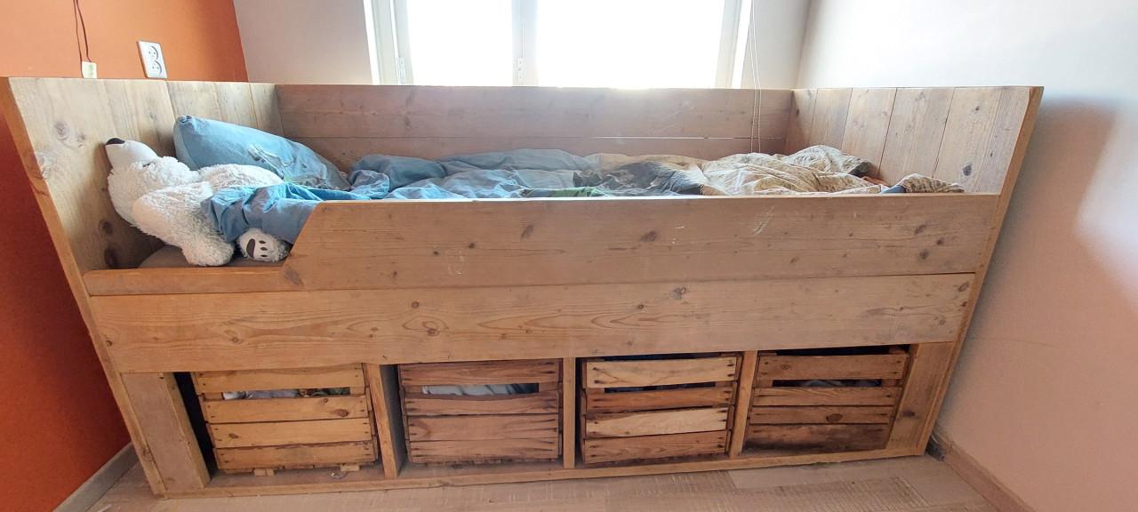 Kajuitbed met fruitkistjes