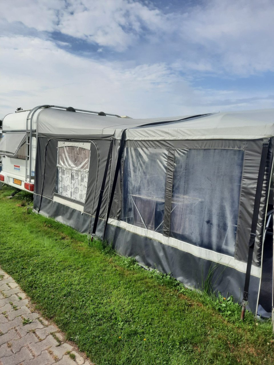 Hobby 540 (2000) met voortent en luifel