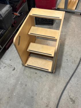 Houten trapje op rails